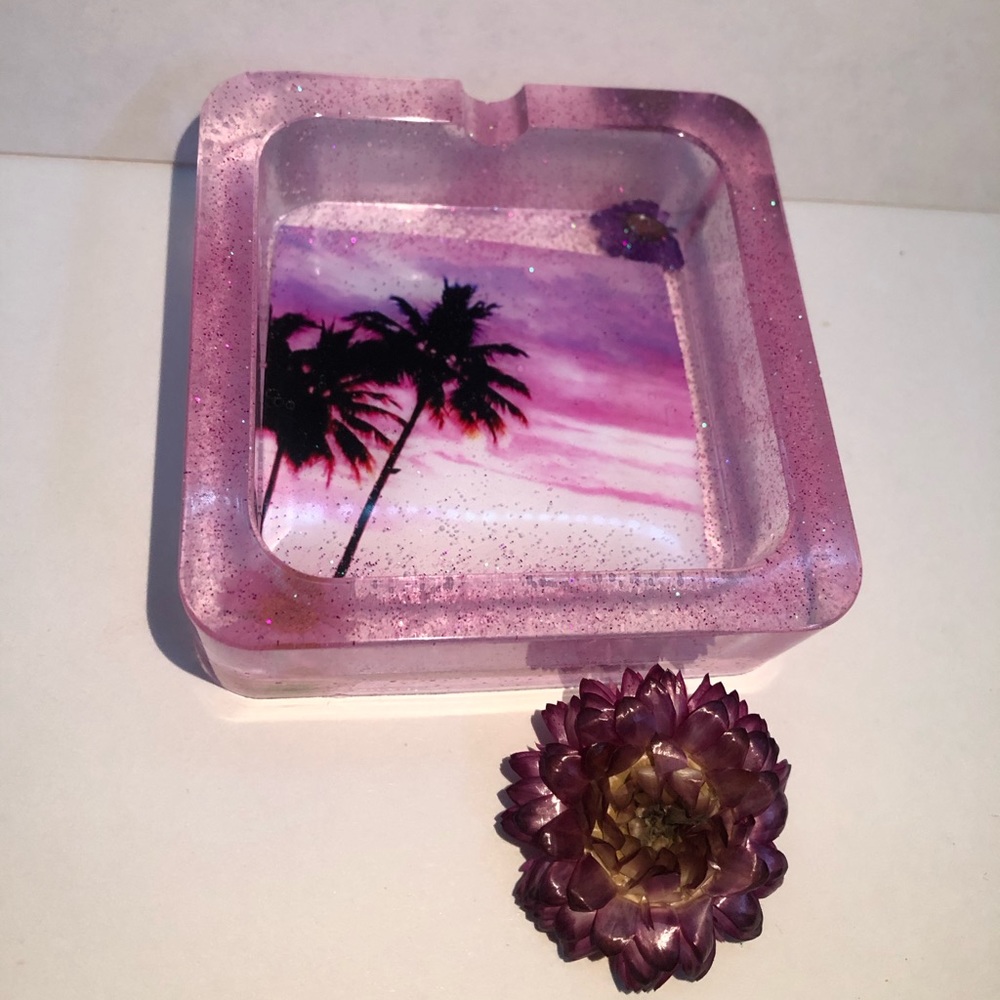 Ashtray - Picture 2 of 2